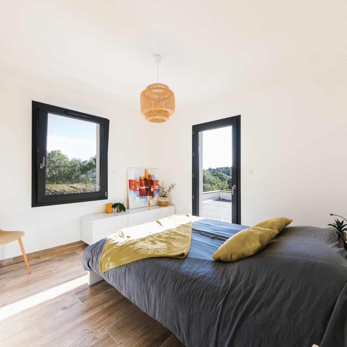 Chambre lumineuse avec fenêtre et décoration moderne