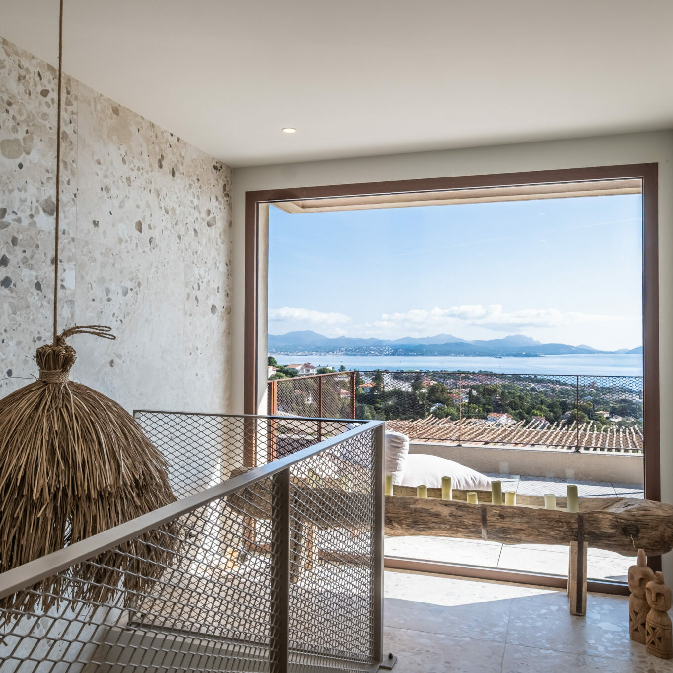 Intérieur moderne avec vue panoramique sur la mer