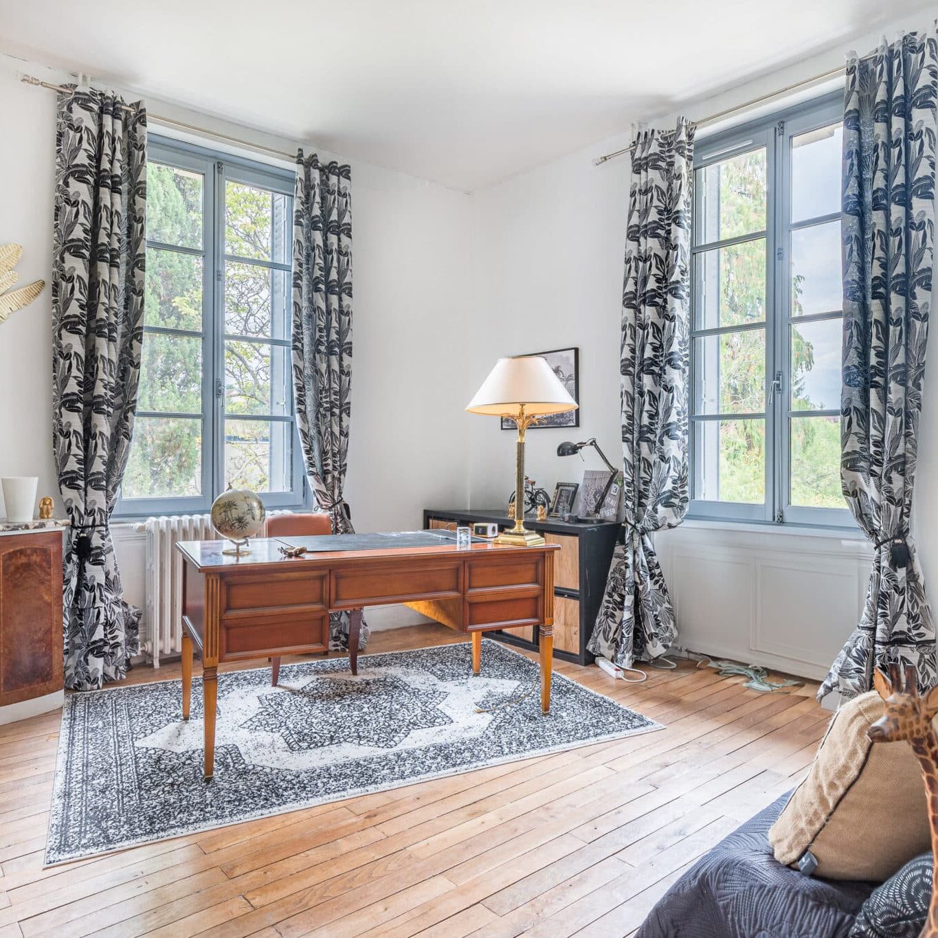 Bureau lumineux avec décoration moderne et artisanale