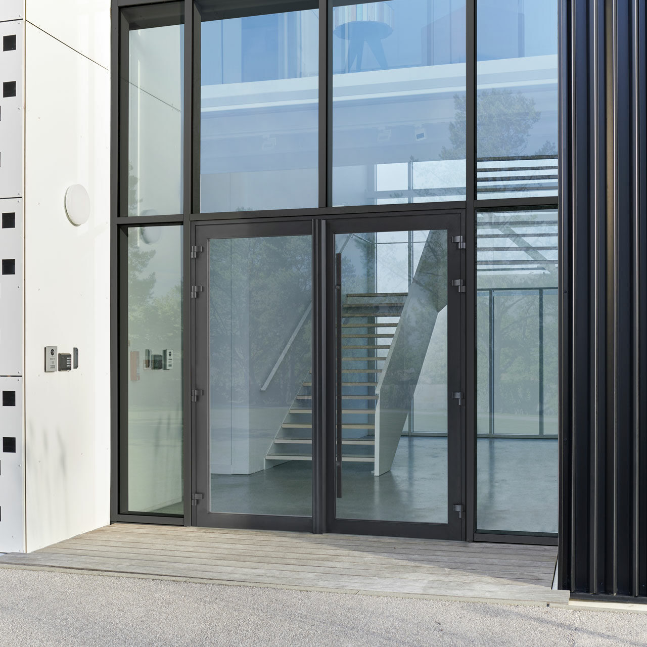 Entrée moderne avec escalier, design contemporain